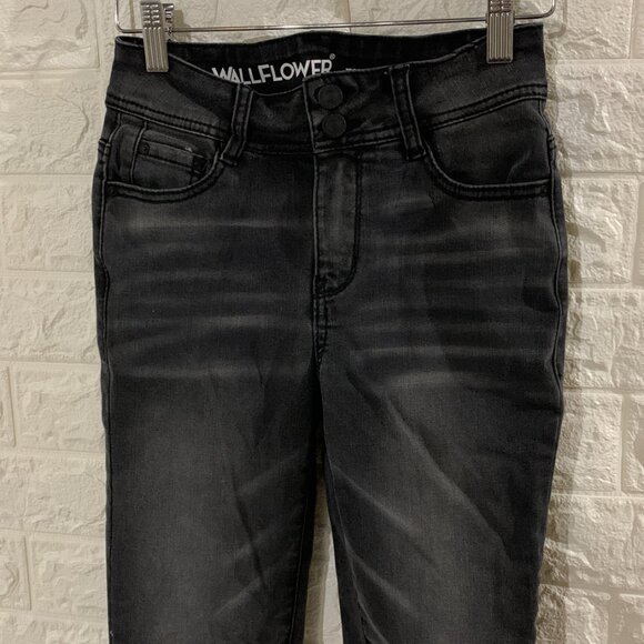 EXCELLENT CONDITION WALLFLOWER INSTASTRETCH FLIRTY CURVY SKINNY JEANS | HIGH RIS - Picture 4 of 6
